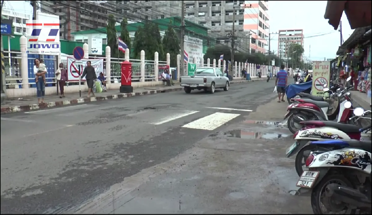 ป้าวัย 64 น้ำตาตกใน เอาทองสมบัติชิ้นสุดท้ายไปจำนำ แต่ถูกป้ายยาฉกคารถสองแถว เจ็บซ้ำ ผัวไล่ตะเพิดหนีไปนอนข้างถนนยังกับหมูหมา!? (ชมคลิป)