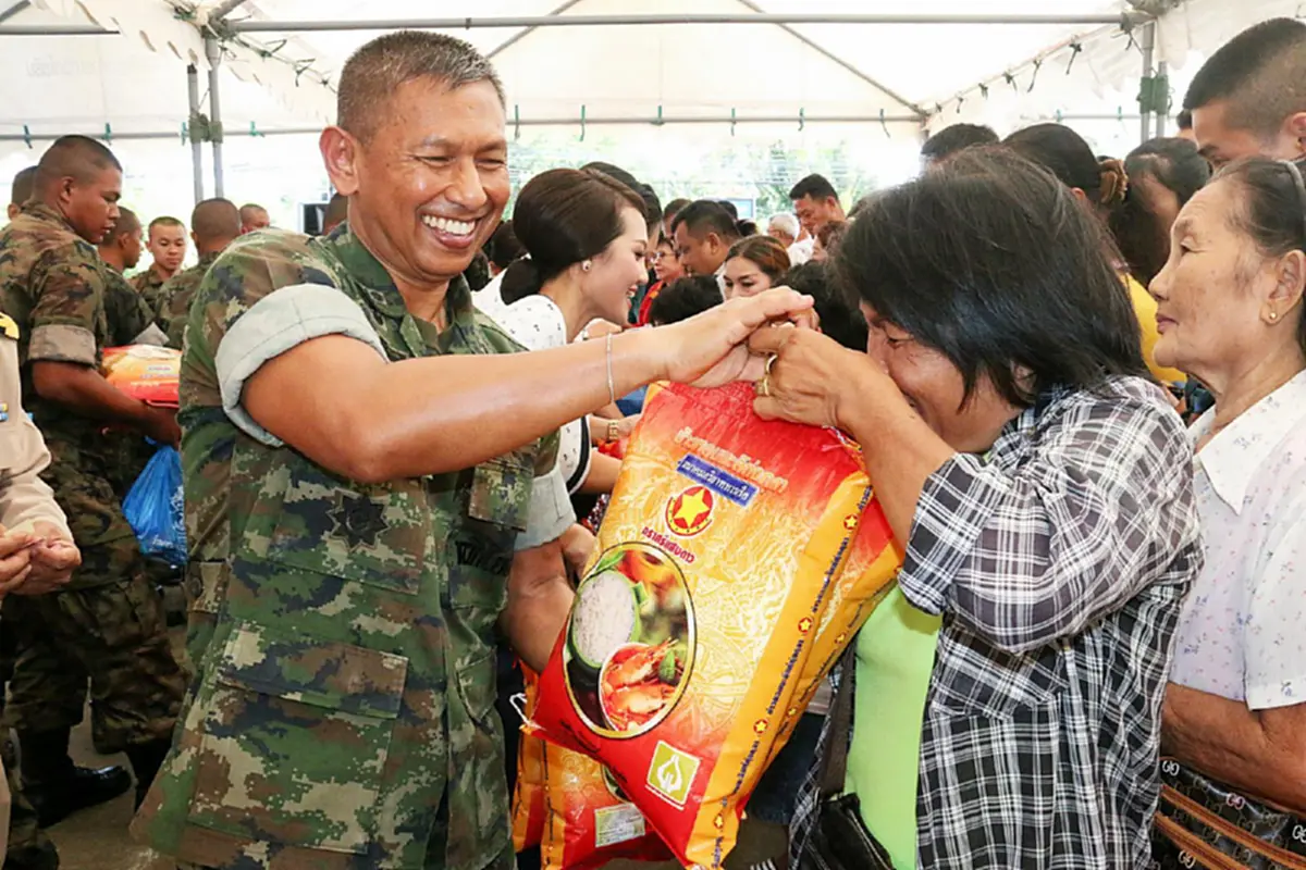 หน่วยบัญชาการนาวิกโยธิน จัดจำหน่ายสินค้าราคาประหยัดให้ครอบครัวกำลังพล (มีคลิป)