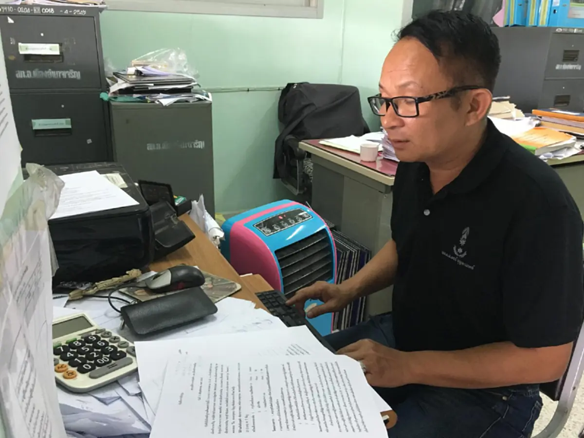 มิน่าล่ะ กร่างได้ที่!! หนุ่มชักปืนขู่ "ปู พงษ์สิทธิ์" หน้าเวทีขณะเล่นคอนเสิร์ตบนเวทีผับดัง ที่แท้เป็นทหารอากาศ (มีคลิป)