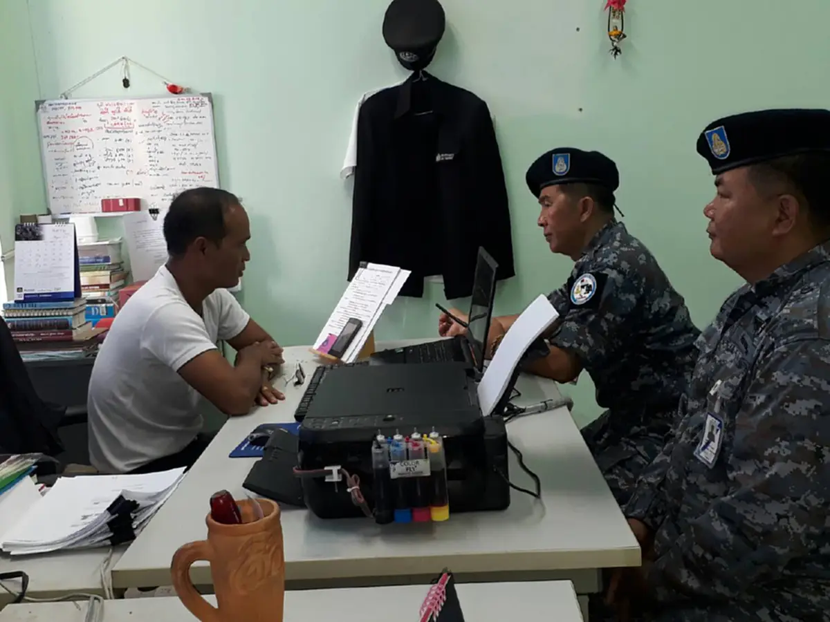 ผมแค่ชักปืนขู่ ไม่คิดยิง!! จ่าทหารอากาศ แต่งเต็มยศพบตำรวจ ยืดอกเมาและน้อยใจ ขอจับมือ 2 ครั้ง ปูเฉยเมย เลยชักปืนขู่ แค่นั้นเอง (มีคลิป)