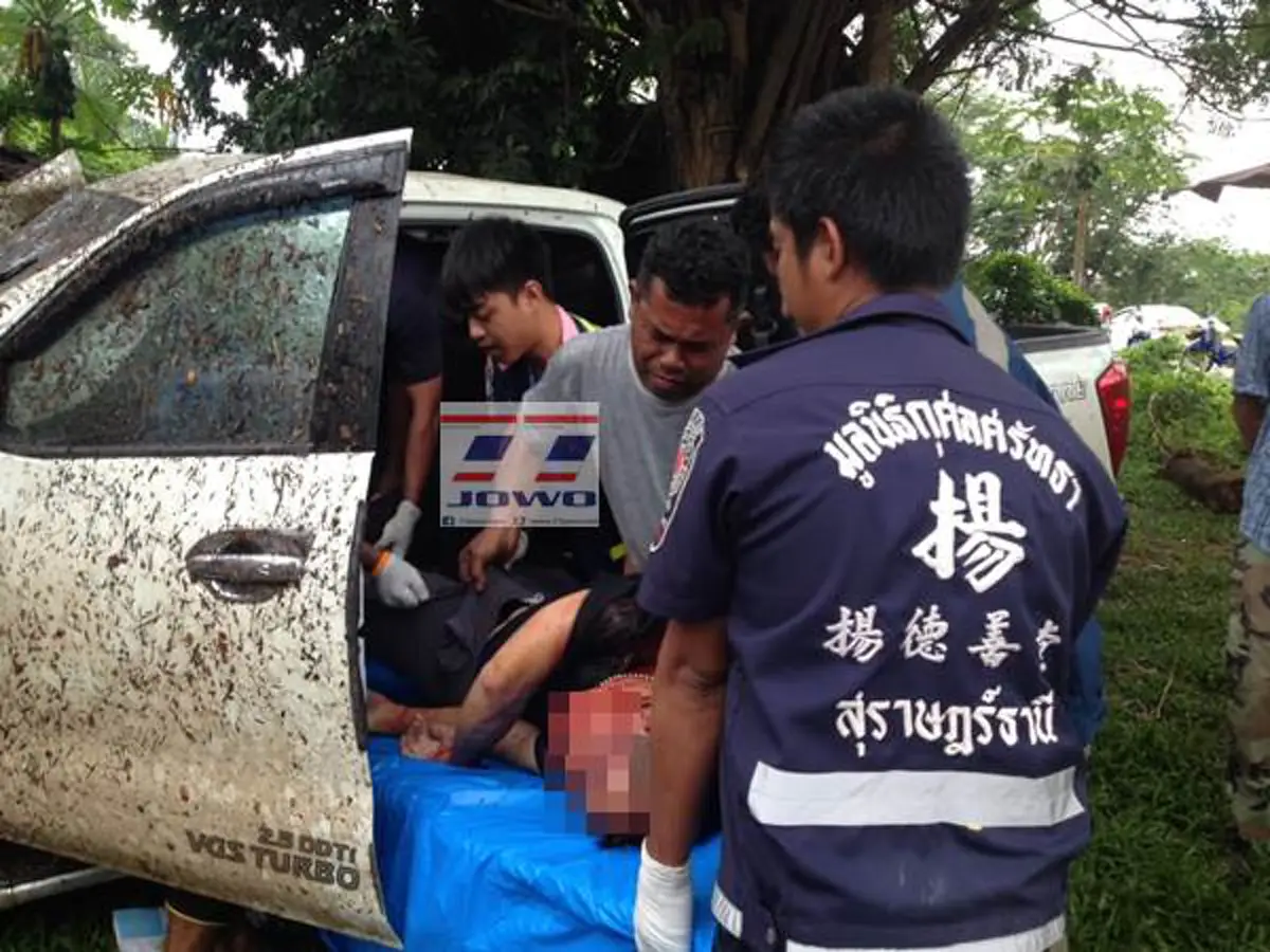 แม่ค้ามะพร้าวอ่อนเผยวินาทีเฉียดตาย หลังกระบะเสียหลักพุ่งเข้าร้าน ชนเพิงพักกระจาย พ่อค้าหลบไม่ทันสาหัส ส่วนคนขับเสียชีวิตคาซาก (มีคลิป)