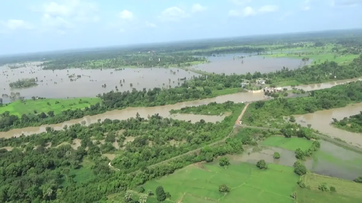 เปิดภาพมุมสูง เมืองอุบลเตรียมรับมวลน้ำจาก แม่น้ำชี-มูล ผลจากเซินกา เตือน 9 ส.ค.นี้ เมืองวารินอ่วมหนักแน่ ของเก่ากระทบ 1.8 หมื่นครัวเรือน