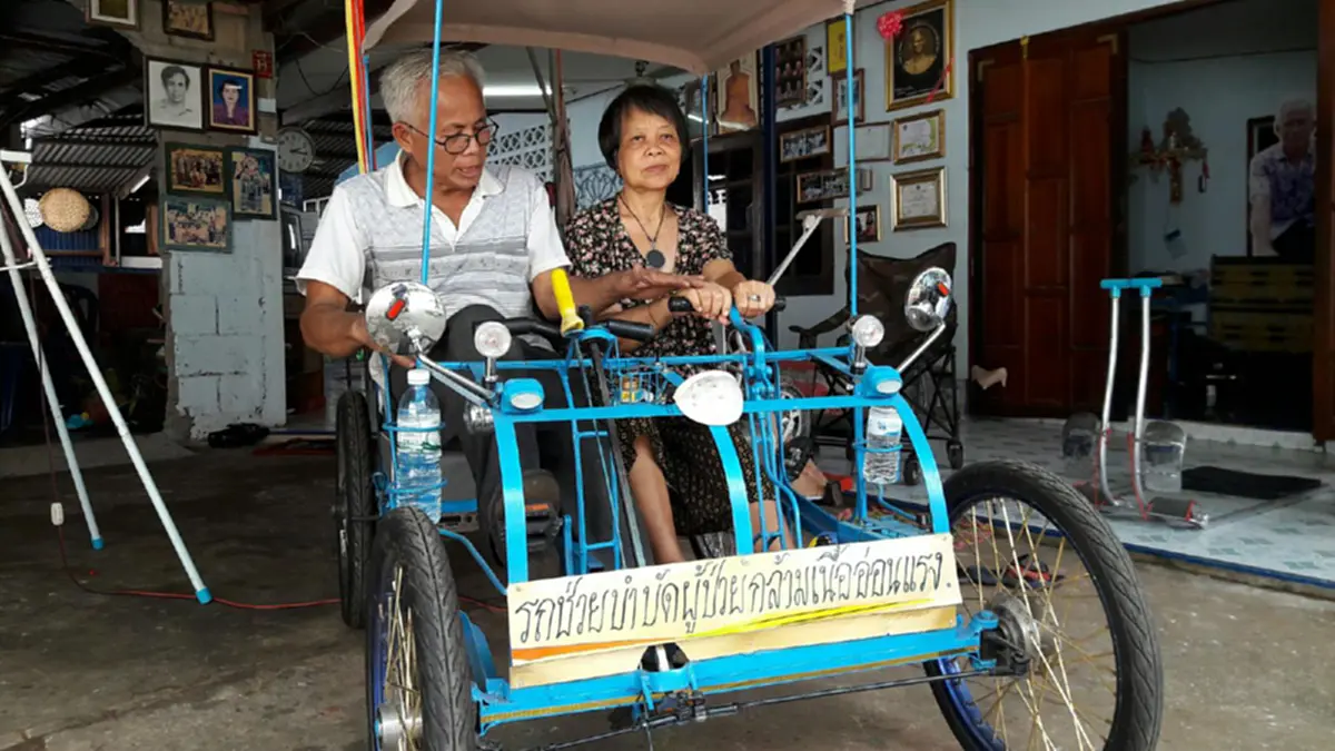 ปาฏิหาริย์แห่งรัก!! ลุงสุดสงสารป้าป่วยเดินไม่ได้ ต้องทำกายภาพบำบัด คิดค้นสิ่งประดิษฐ์ของใกล้ตัว สุดตะลึง!! 9เดือน เดินได้ป๋อ (ชมคลิป)
