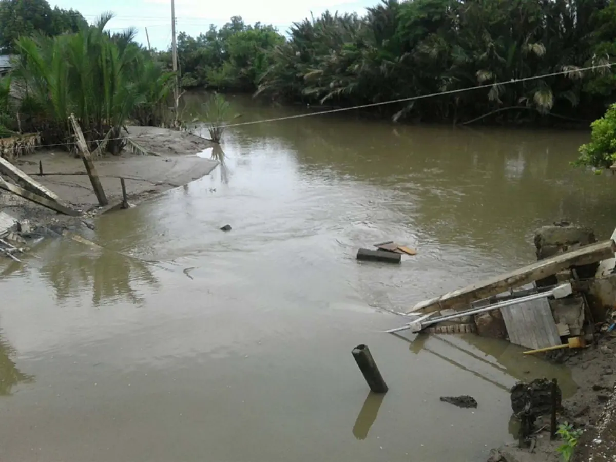 ช่วยด้วย!! สมุทรปราการ..ชาวบ้านระทึก สะพานข้ามคลองถล่ม จมน้ำกว่า 10 หลังคาเรือน ถูกตัดขาดจากโลกภายนอก