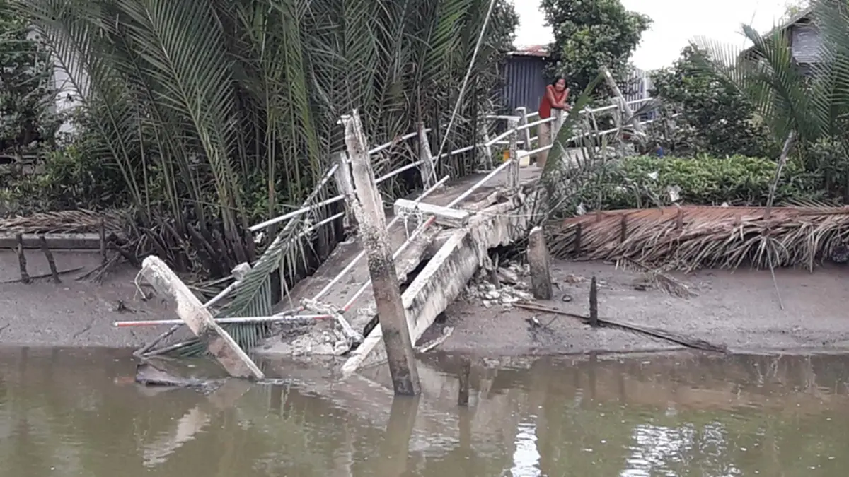 ช่วยด้วย!! สมุทรปราการ..ชาวบ้านระทึก สะพานข้ามคลองถล่ม จมน้ำกว่า 10 หลังคาเรือน ถูกตัดขาดจากโลกภายนอก