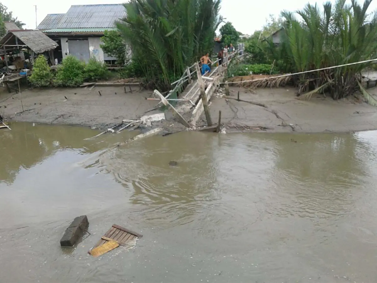 ช่วยด้วย!! สมุทรปราการ..ชาวบ้านระทึก สะพานข้ามคลองถล่ม จมน้ำกว่า 10 หลังคาเรือน ถูกตัดขาดจากโลกภายนอก