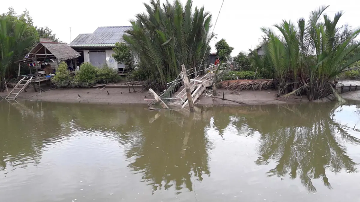 ช่วยด้วย!! สมุทรปราการ..ชาวบ้านระทึก สะพานข้ามคลองถล่ม จมน้ำกว่า 10 หลังคาเรือน ถูกตัดขาดจากโลกภายนอก