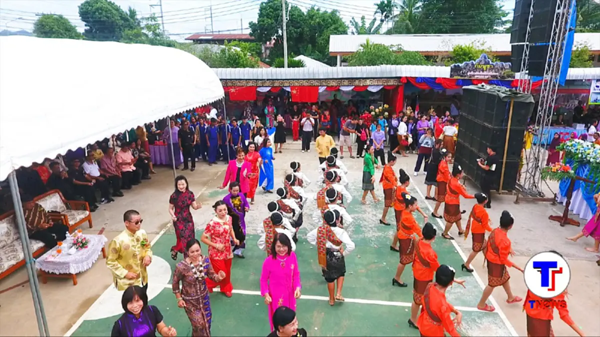 สุดอลังการ!! สพป.เลยเขต 1 จัดโชว์งานวันอาเซียนสุดยิ่งใหญ่ตระการตา ผอ.เขตมอบเงินติปให้หุ่นยนต์ ผู้สนใจร่วมงานกว่า 3,000 คน  (มีคลิป)
