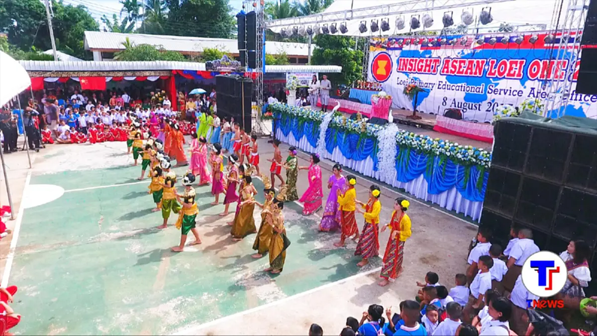 สุดอลังการ!! สพป.เลยเขต 1 จัดโชว์งานวันอาเซียนสุดยิ่งใหญ่ตระการตา ผอ.เขตมอบเงินติปให้หุ่นยนต์ ผู้สนใจร่วมงานกว่า 3,000 คน  (มีคลิป)