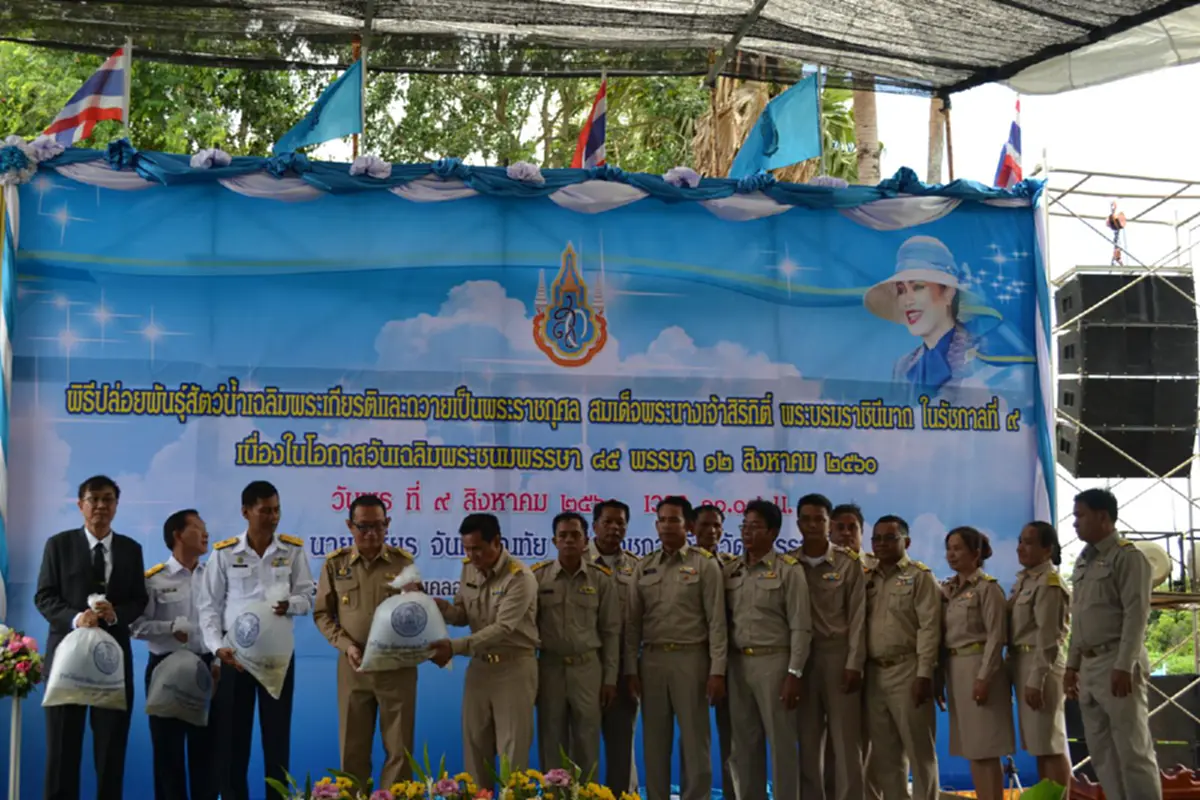 โคราช!! ชาวบ้าน อ.หนองบุญมาก จับมือภาครัฐและเอกชน ปล่อยพันธุ์สัตว์น้ำและปลูกหญ้าแฝก เฉลิมพระเกียรติสมเด็จพระนางเจ้าสิริกิติ์ฯ (มีคลิป)