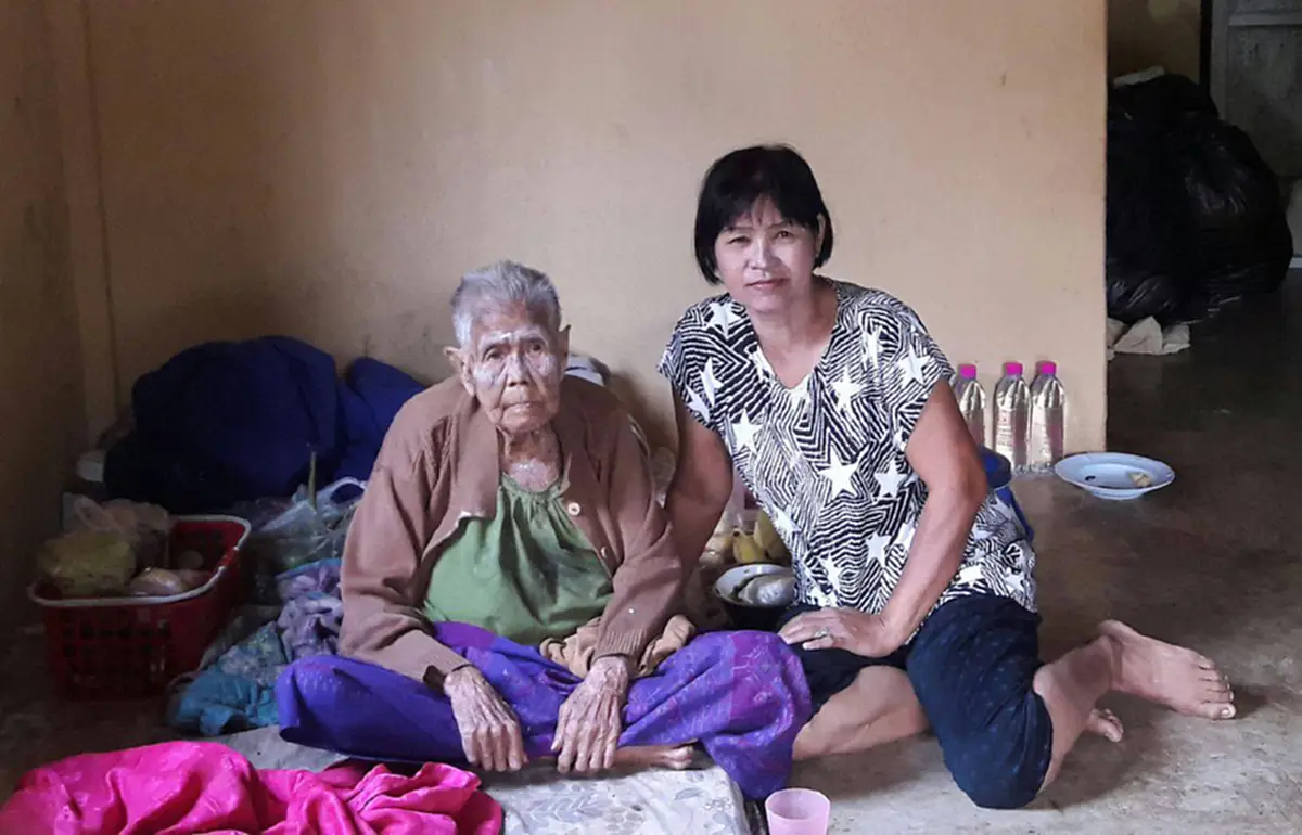 ผิดหวังทั้งหมู่บ้าน!! ชาวบ้านเตรียมรดน้ำขอพรยายอายุ 105 ปี เนื่องในวันแม่ แต่ก็ต้องกินแห้ว เมื่อญาติมารับไปกทม. กลัวหลานทำร้ายร่างการอีก