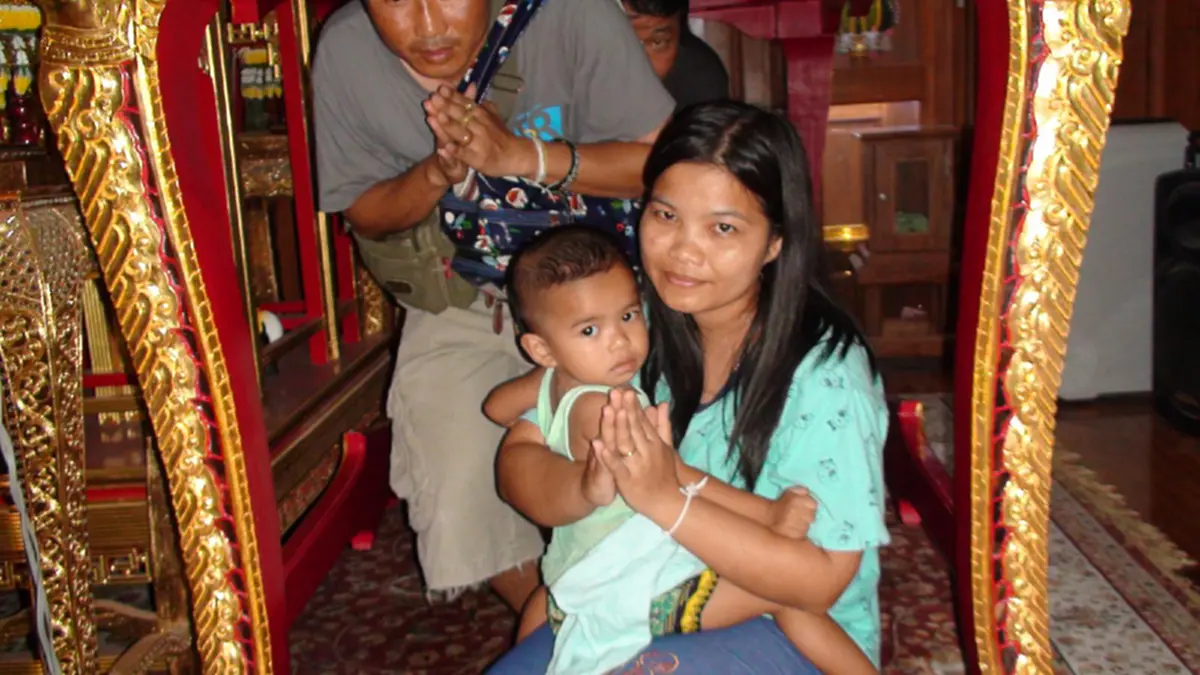 ความเชื่อ!! บรรดาแม่แห่อุ้มลูกเดินลอดใต้โลงศพ "หลวงปู่สรวงศรีสะเกษ" เพื่อขอให้บุญบารมีความศักดิ์สิทธิ์ของหลวงปู่ ช่วยดลบันดาลให้ลูกเป็นคนดี!