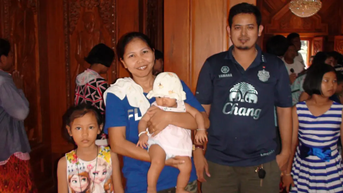 ความเชื่อ!! บรรดาแม่แห่อุ้มลูกเดินลอดใต้โลงศพ "หลวงปู่สรวงศรีสะเกษ" เพื่อขอให้บุญบารมีความศักดิ์สิทธิ์ของหลวงปู่ ช่วยดลบันดาลให้ลูกเป็นคนดี!