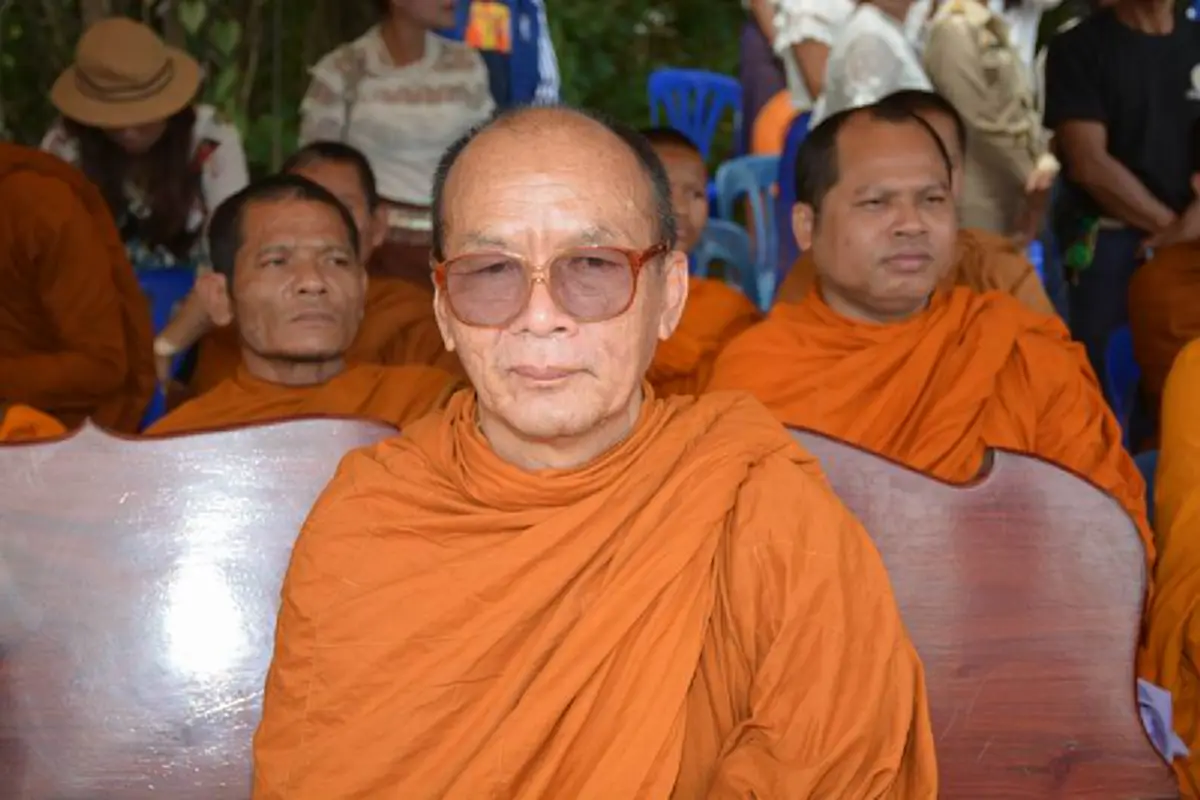 ความเชื่อ!! บรรดาแม่แห่อุ้มลูกเดินลอดใต้โลงศพ "หลวงปู่สรวงศรีสะเกษ" เพื่อขอให้บุญบารมีความศักดิ์สิทธิ์ของหลวงปู่ ช่วยดลบันดาลให้ลูกเป็นคนดี!