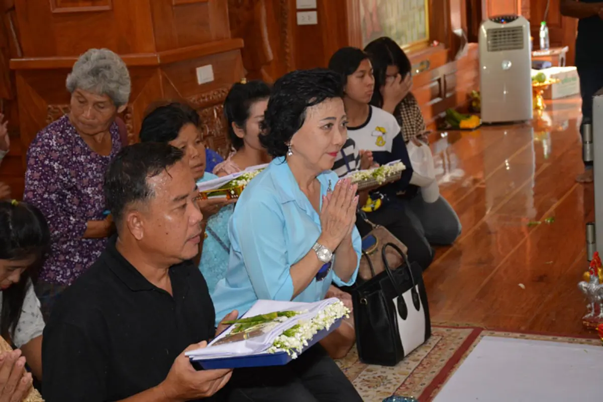 ความเชื่อ!! บรรดาแม่แห่อุ้มลูกเดินลอดใต้โลงศพ "หลวงปู่สรวงศรีสะเกษ" เพื่อขอให้บุญบารมีความศักดิ์สิทธิ์ของหลวงปู่ ช่วยดลบันดาลให้ลูกเป็นคนดี!