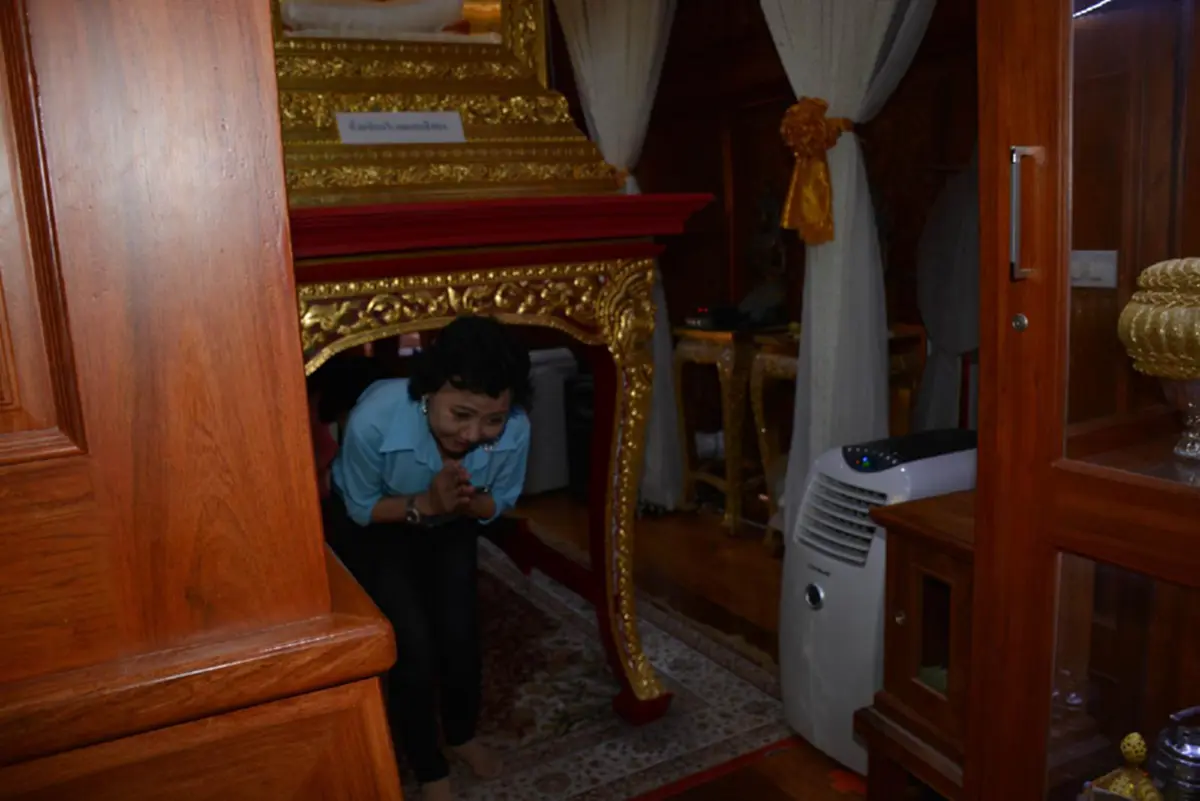 ความเชื่อ!! บรรดาแม่แห่อุ้มลูกเดินลอดใต้โลงศพ "หลวงปู่สรวงศรีสะเกษ" เพื่อขอให้บุญบารมีความศักดิ์สิทธิ์ของหลวงปู่ ช่วยดลบันดาลให้ลูกเป็นคนดี!