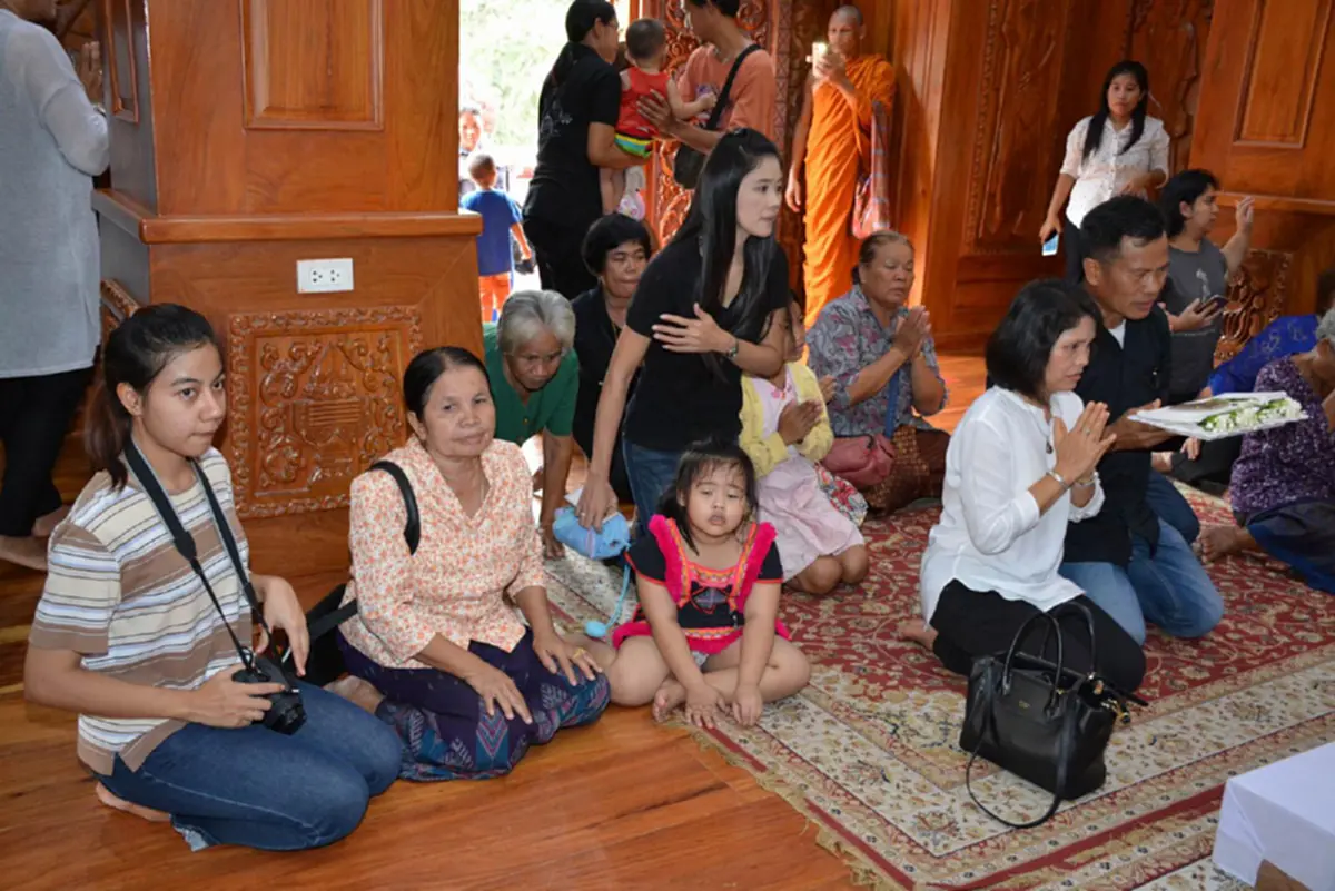 ความเชื่อ!! บรรดาแม่แห่อุ้มลูกเดินลอดใต้โลงศพ "หลวงปู่สรวงศรีสะเกษ" เพื่อขอให้บุญบารมีความศักดิ์สิทธิ์ของหลวงปู่ ช่วยดลบันดาลให้ลูกเป็นคนดี!