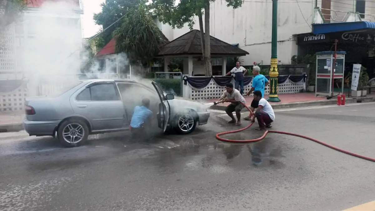 เกือบโดนเผาสดกลางเมือง!! อดีตช่าง กฟภ. ขับเก๋งติด LPG มารับพระไปซื้อของ ชีวิตดวงตกถึงฆาต เกิดอุบัติเหตุไฟไหม้รถยนต์กลางเมือง!? (ชมคลิป)