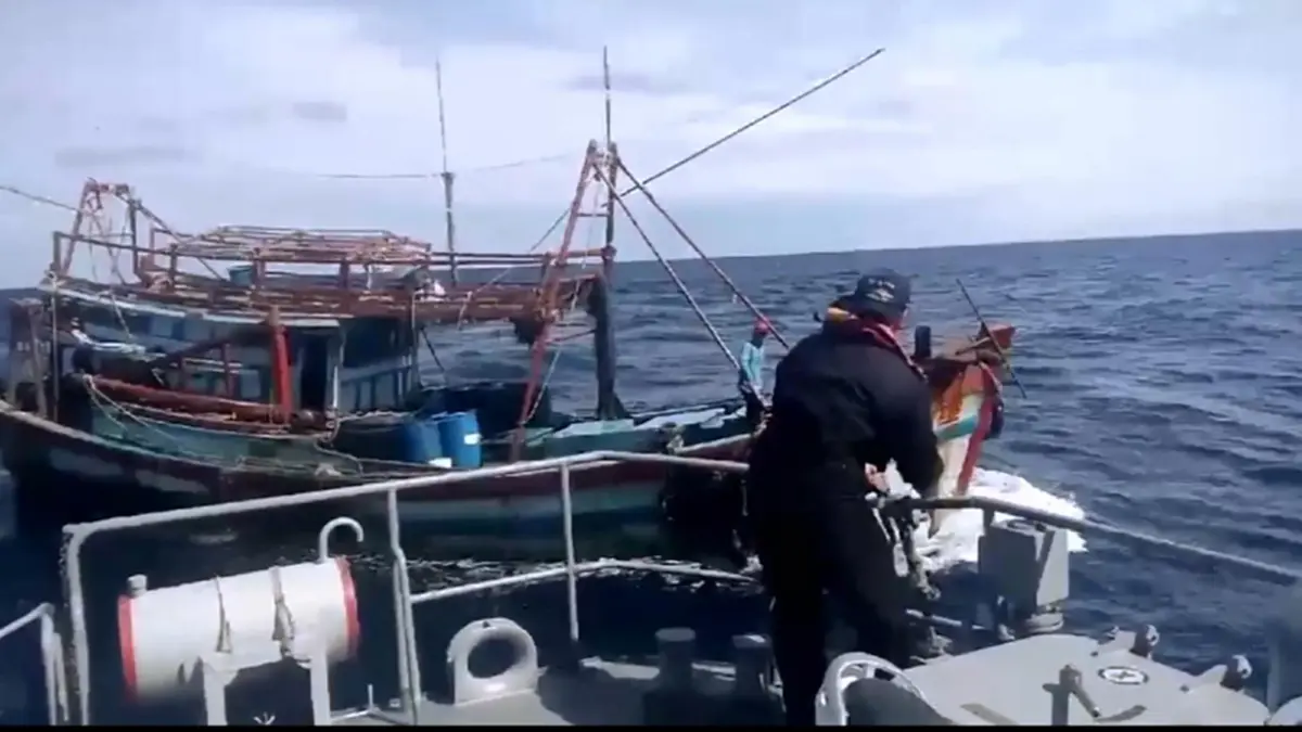 เปิดภาพสุดระทึก!! เรือหลวงตาปีและเรือ ต.111 ทัพเรือภาคที่ 2 ไล่ล่าจับกุม เรือประมงเวียดนามที่รุกล้ำเข้ามาทำการประมงในอ่าวไทยถึง 4 ลำ!?(คลิป)