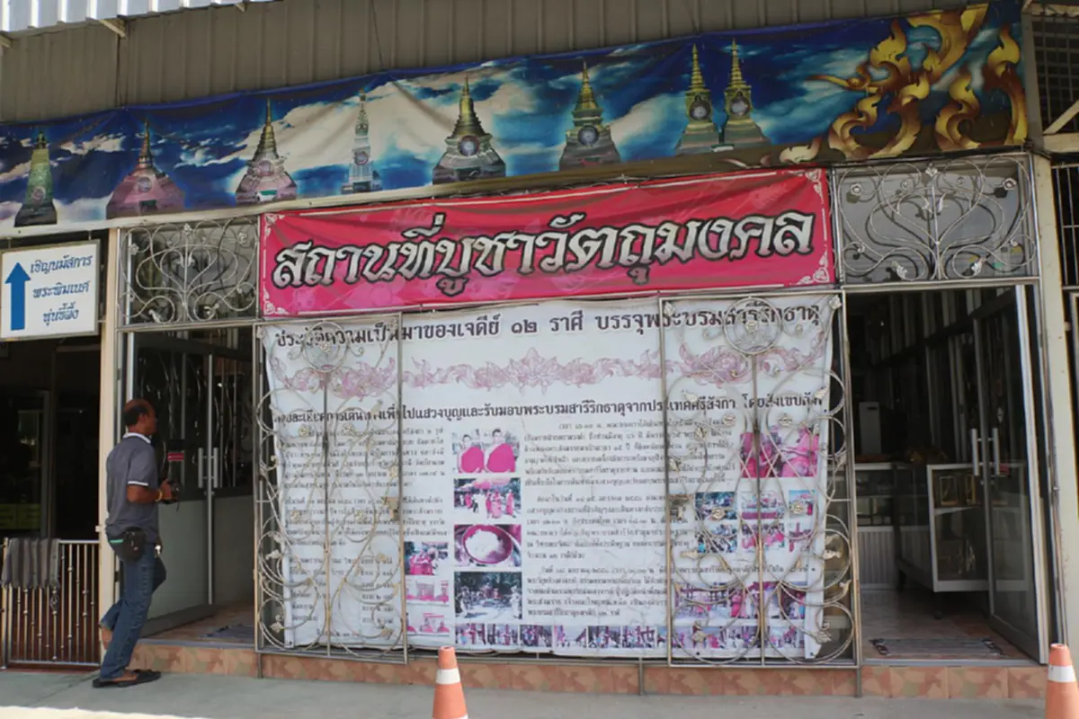 มารศาสนาชัดๆ!! กล้องวงจรปิดจับภาพ โจรพ่อแม่ลูก บุกเข้ามาลักเงินวัดจำนวน 2,000 บาท ถูกจับได้ปฏิเสธไม่ได้เอาไป ก่อนบึ่งรถจยย.หลบหนี