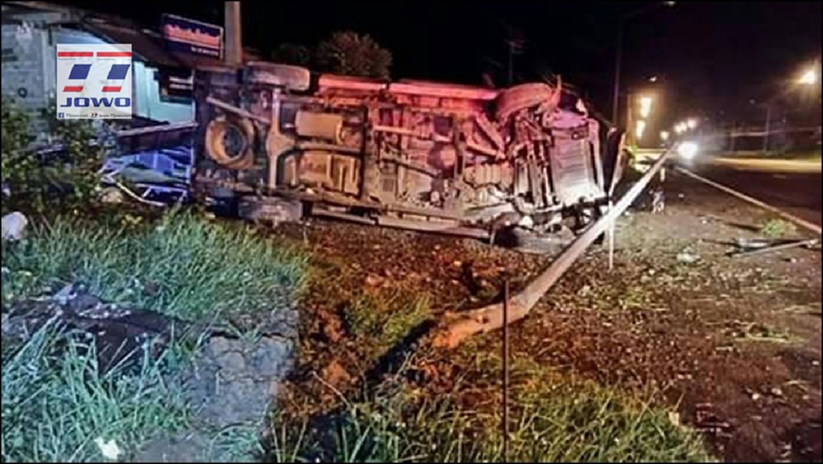 เผลอวูบ!!!  หนุ่มซิ่งปิกอัพบรรทุกผลไม้ ชนเสาไฟบาดเจ็บเพียบ เอเลี่ยนโดนด้วย ทรานฟอเมอร์ รอดหวุดหวิด