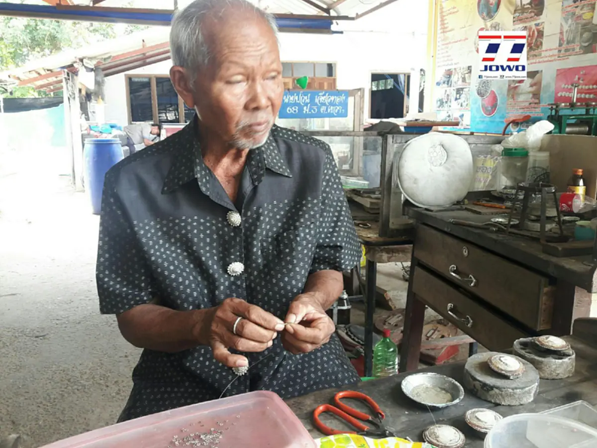 เปิดตำนาน “ลุงป่วน เจียวทอง”ปราชญ์ภูมิปัญญาชาวบ้านรุ่นที่ 6 ผู้อนุรักษ์ศิลปะการทำเครื่องเงินแบบโบราณ สืบทอดต่อกันมาถึง 6 รุ่น (คลิป)