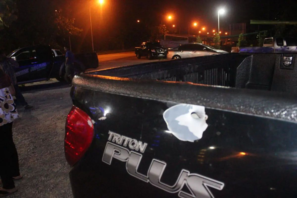 รอให้ตายก่อนหรือไง!?ดวลปืนสนั่น กลางร้านอาหารดังพัทลุง บาดเจ็บ 2 ราย ขณะที่เจ้าของร้านสั่งดนตรีเล่นปกติ ห้ามลูกค้าออกจากร้านหากยังไม่เช็คบิล