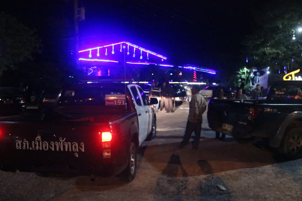 รอให้ตายก่อนหรือไง!?ดวลปืนสนั่น กลางร้านอาหารดังพัทลุง บาดเจ็บ 2 ราย ขณะที่เจ้าของร้านสั่งดนตรีเล่นปกติ ห้ามลูกค้าออกจากร้านหากยังไม่เช็คบิล