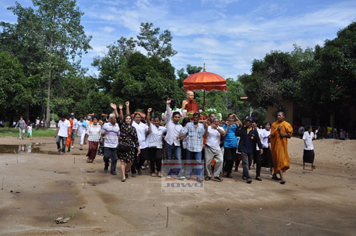 ต้องถอนคำสาปสถานเดียว!!ชาวบ้านกว่า 300 คน ทำพิธีย้อนรอย พ่อท่านคล้าย วาจาสิทธิ เทพเจ้าแห่งแดนใต้ หลัง 80 ปี 6 เจ้าอาวาส สร้างโบสถ์ไม่สำเร็จ