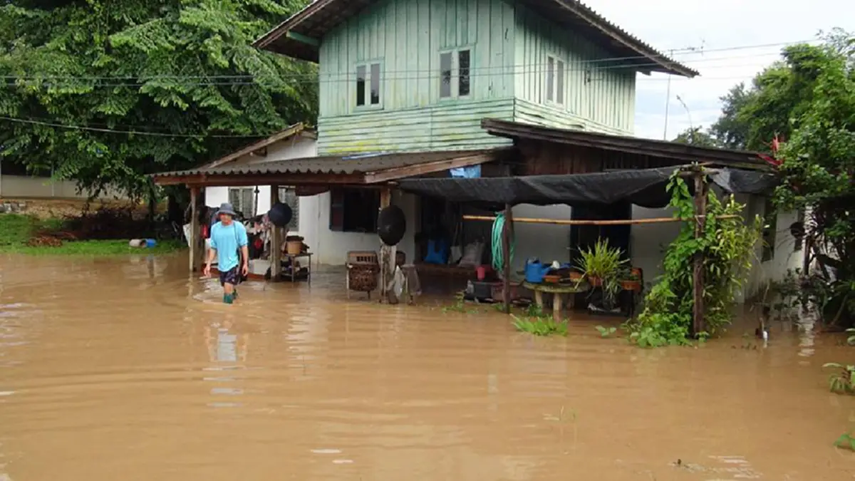 อิทธิพล-พายุฮาโตะ ถล่ม ลำปาง ฝนตกหนัก น้ำป่าไหลหลาก เข้าท่วมบ้านเรือนประชาชนและสวนไร่นาเดือดร้อนหนัก (มีคลิป)