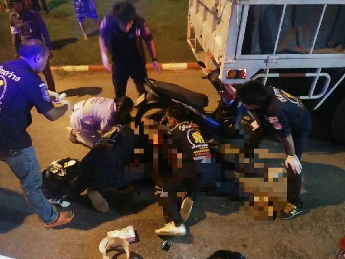 จอดรถกินกาแฟริมถนน เสียงดังสนั่นวิ่งไปดูลมแทบจับ จักรยานยนต์มาจากไหนเสียบคาท้ายรถ คนขับดับคาที่