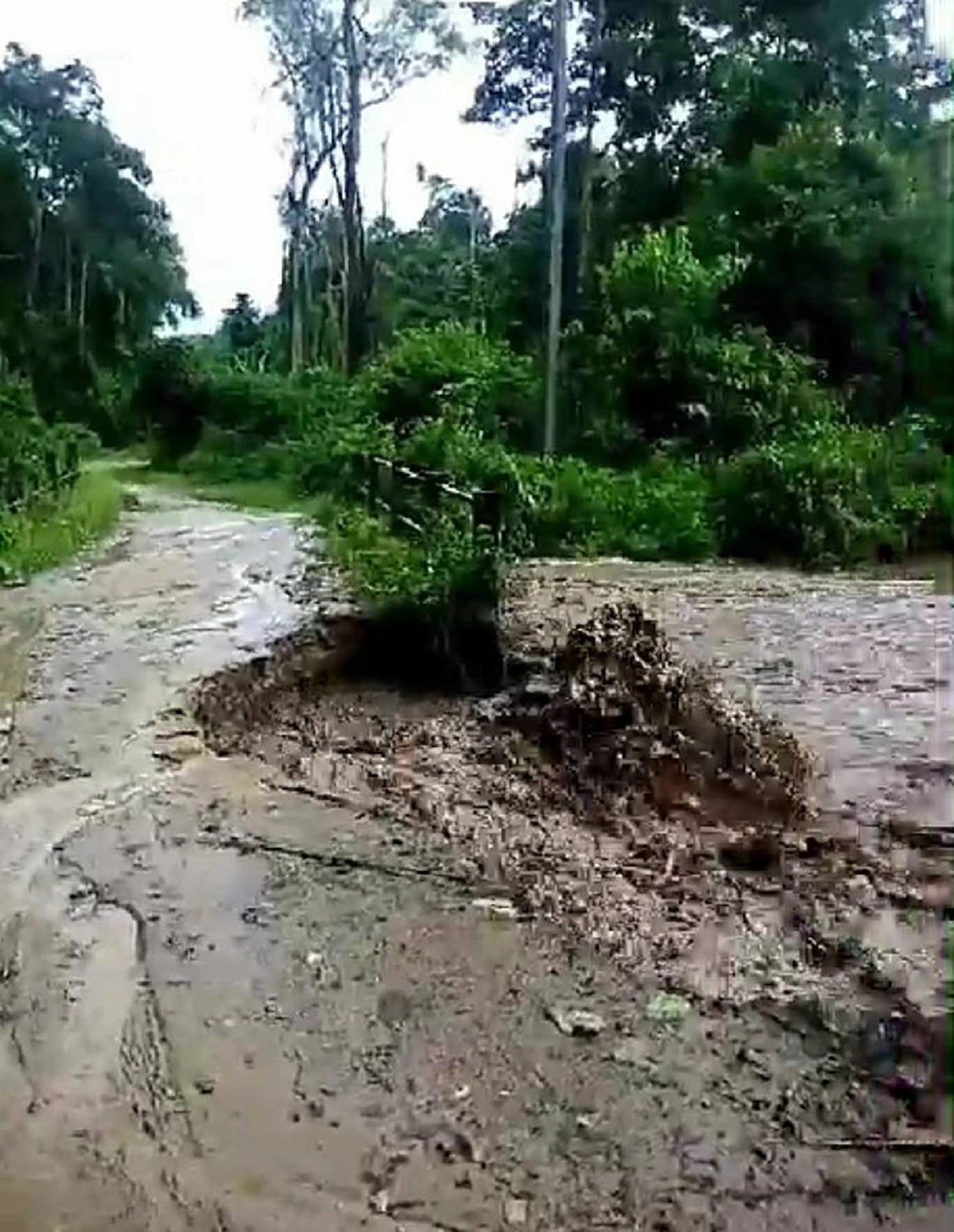 ดูแล้วยังอึ้ง..เหตุระทึกกลางป่าครูดอยเดินทางประสบเหตุน้ำป่าไหลหลากเจอะถนนพังทลาย แทบเอาชีวิตไม่รอด (คลิป)