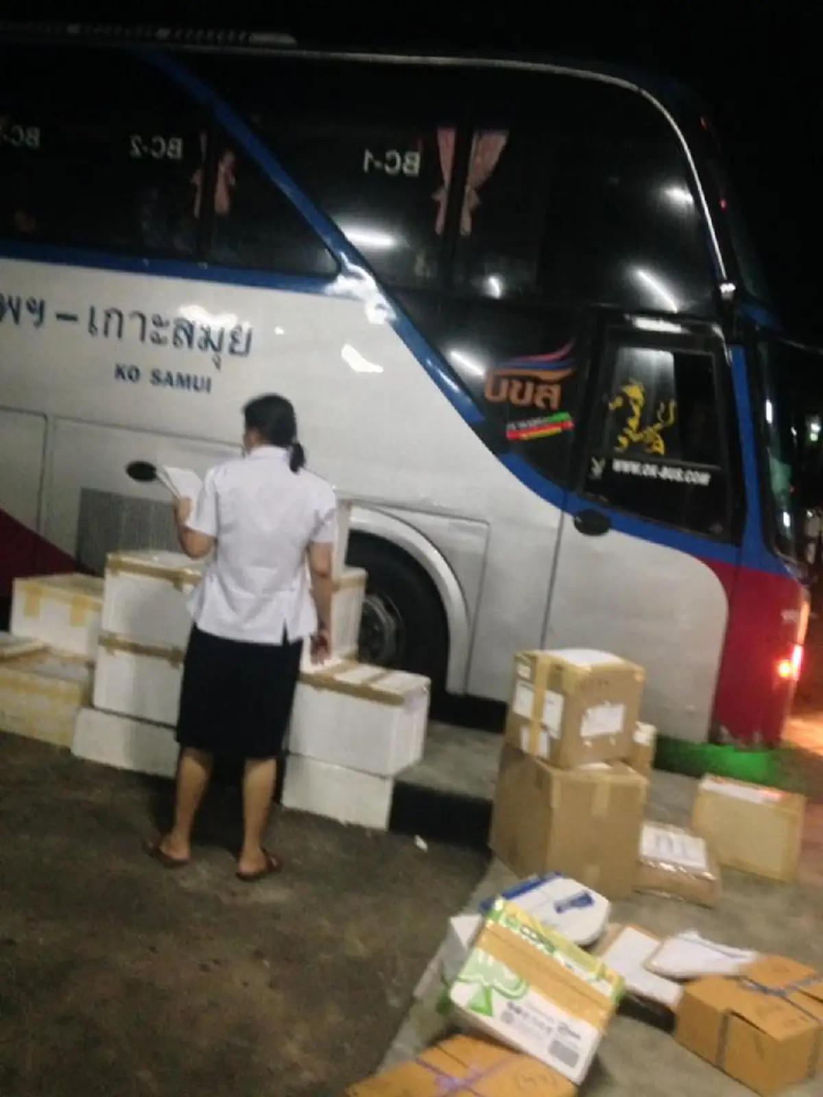 สารพัดปัญหา ผู้โดยสารโวยรถทัวร์ 999 ชั้นวีไอพี  รับส่งของระหว่างทาง ห้องน้ำเหม็น แอร์ไม่เย็น ถึงจุดหมายล่าช้า ใครเคยเจอแบบนี้กันบ้าง มีคลิป!