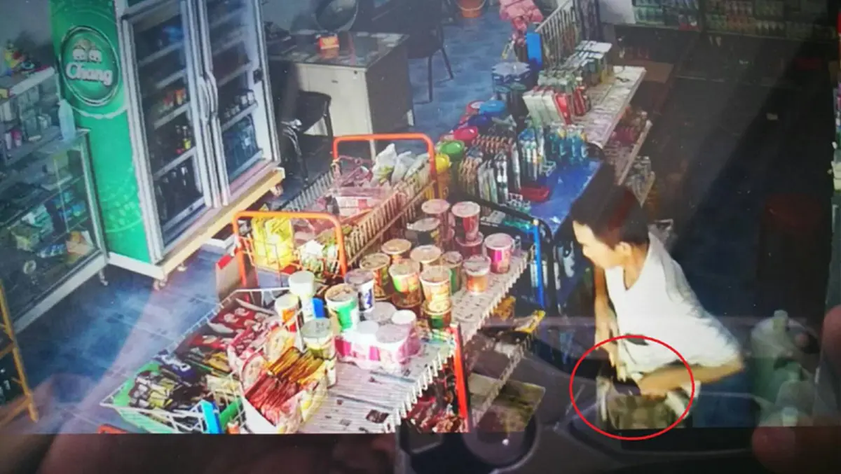 จับได้มีรางวัล!! เจ้าของร้านของชำสุดทน โดนขโมยเหล้าถึงร้าน ทำเอาฉุนจัด โพสต์คลิปวงจรปิด เห็นหน้าหัวขโมยชัดๆ ลงโซเชียลตามล่าหาตัว!?