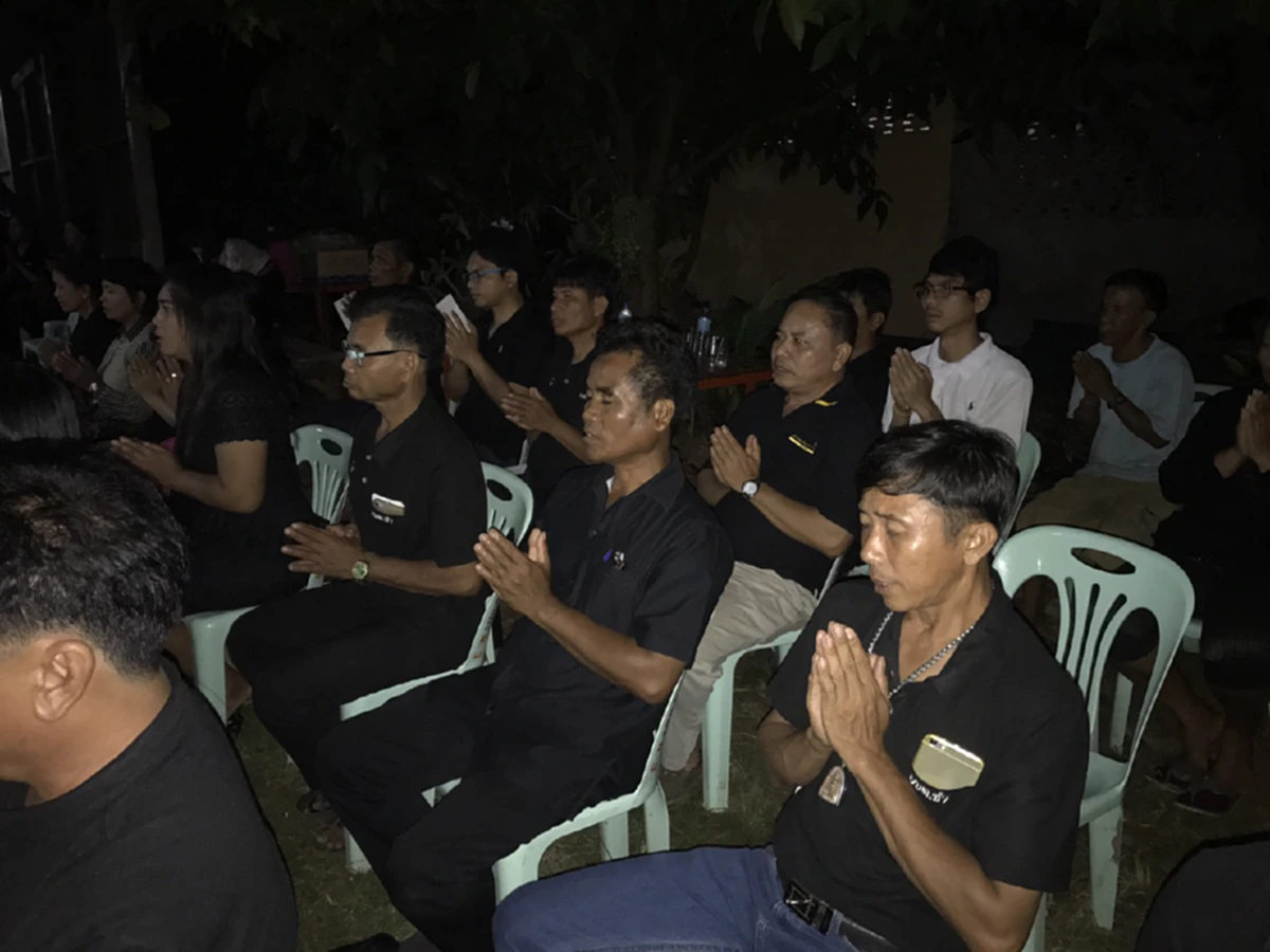 ล่าสุด..รองผู้บัญชาการตำรวจแห่งชาติ เดินทางลงพื้นที่เร่งรัดคดี ผอ.อ้อย ขณะญาติจัดทำบุญอุทิศส่วนกุศล หวังตามหาเจอโดยเร็ว (มีคลิป)