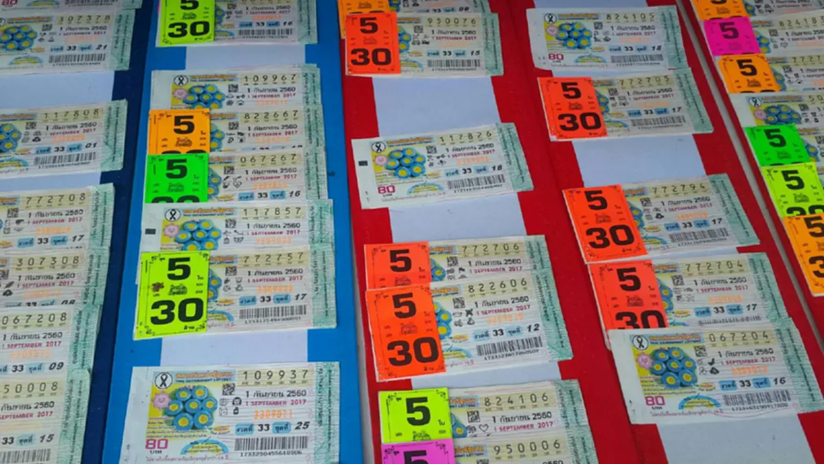 ตระเวนหาเลขเด็ดเชียงใหม่!!!! เซียนหวยแห่ซื้อหวยเลขดัง แม่ค้าบอกงวดนี้ขายดิบขายดี ใครอยากรวยอย่าพลาด!!!