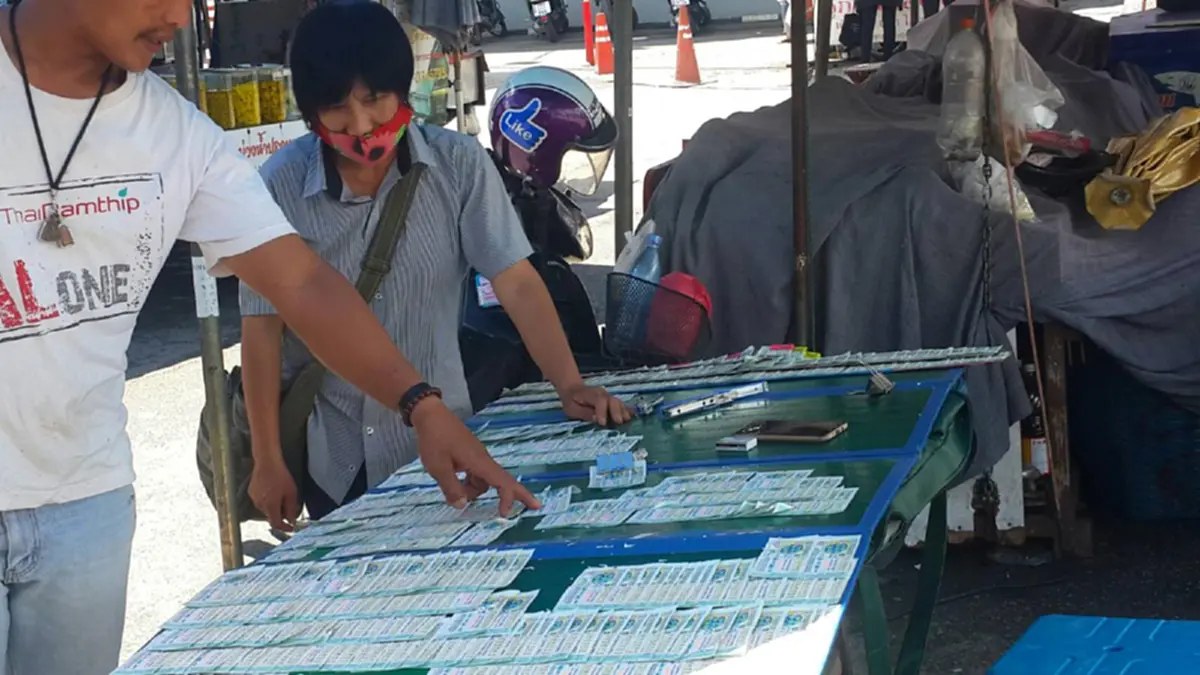 ตระเวนหาเลขเด็ดเชียงใหม่!!!! เซียนหวยแห่ซื้อหวยเลขดัง แม่ค้าบอกงวดนี้ขายดิบขายดี ใครอยากรวยอย่าพลาด!!!