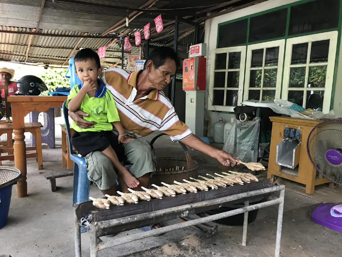 ใครอยากชิมยกมือขึ้น!!! กบยัดไส้ย่าง หรือ อังแกบบอบ อาชีพสุดชิคในยุคนี้ สร้างรายได้เป็นกอบเป็นกำ ที่ใครเห็นถึงกับร้องว้าวววววววววว (มีคลิป)