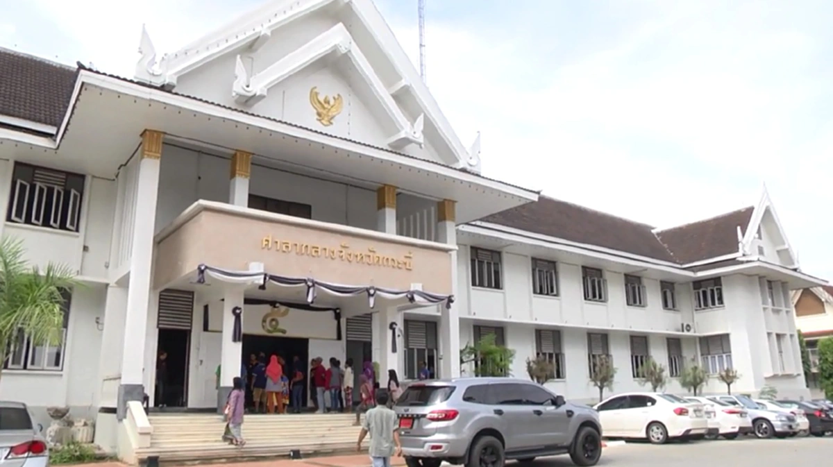 เอ๊ะ ยังไง!!! ชาวบ้านรวมตัวร้องสอบ ผอ.รร.ชอบตบตีนักเรียนจนได้รับบาดเจ็บ ด้าน ผอ.ปฏิเสธ เสียงแข็งแค่ไปแยกนักเรียนต่อยกัน