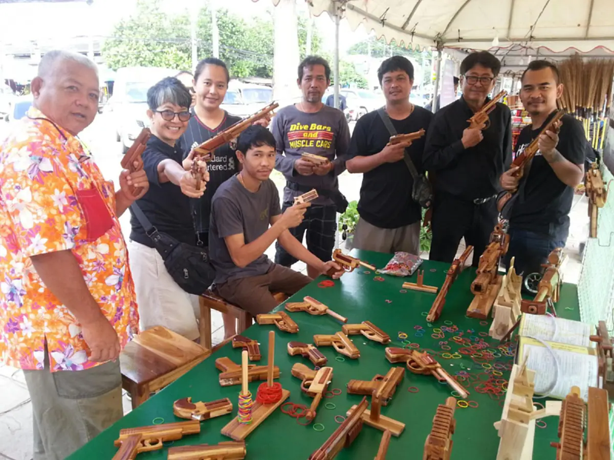 นี่สิพ่อหนู!! พ่อวัยรุ่นหัวใสนำเศษไม้สัก มาทำของเล่นให้ลูก ต่อยอดเป็นปืนยิงยางวง สู่สินค้า OTOP จำหน่ายตามงานแสดง สร้างรายได้ถล่มทลาย!?