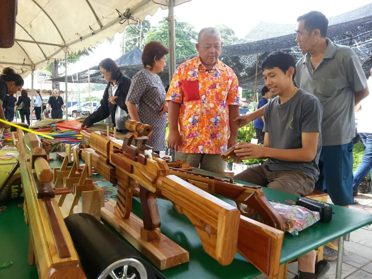นี่สิพ่อหนู!! พ่อวัยรุ่นหัวใสนำเศษไม้สัก มาทำของเล่นให้ลูก ต่อยอดเป็นปืนยิงยางวง สู่สินค้า OTOP จำหน่ายตามงานแสดง สร้างรายได้ถล่มทลาย!?