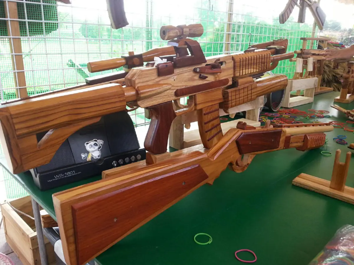 นี่สิพ่อหนู!! พ่อวัยรุ่นหัวใสนำเศษไม้สัก มาทำของเล่นให้ลูก ต่อยอดเป็นปืนยิงยางวง สู่สินค้า OTOP จำหน่ายตามงานแสดง สร้างรายได้ถล่มทลาย!?