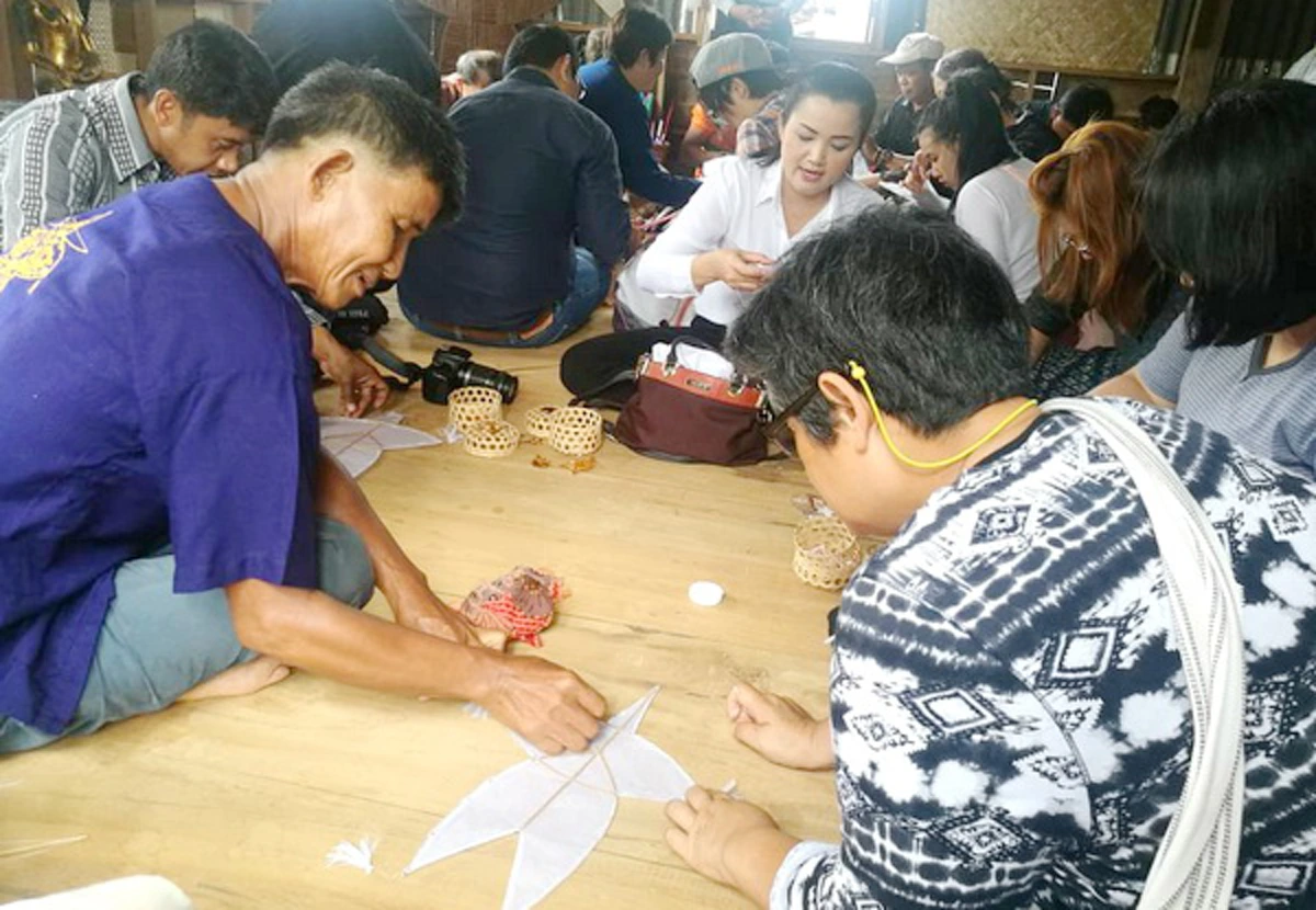 มรดกไทย!! อพท.4 พาสัมผัสงานช่างศิลป์แผ่นดินพระร่วง ให้นักท่องเที่ยวทดลองทำ นำเชื่อมโยงเส้นทางท่องเที่ยวใหม่เมืองมรดกโลกสุโขทัย (มีคลิป)