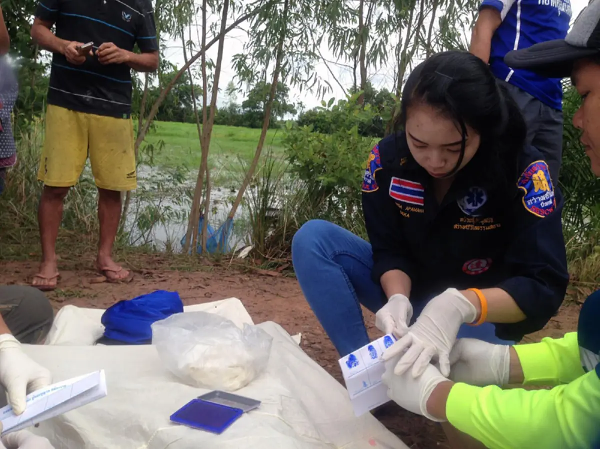 หนุ่มใหญ่ออกไปเกี่ยวหญ้าให้วัว กระทั่งค่ำภรรยาสงสัยทำไมไม่กลับ ออกตามหา เห็นสิ่งที่ไม่คาดคิด ถึงกับร่ำไห้ปานใจจะขาด!!