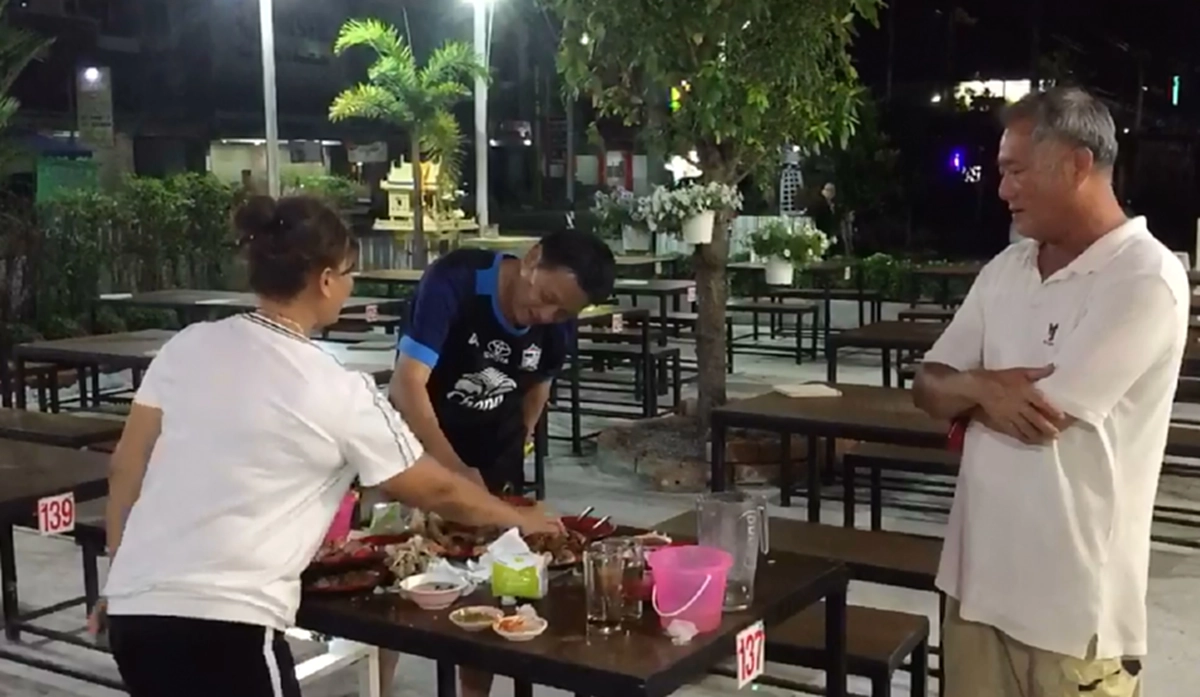 ลูกค้าหัวหมอเรียกตำรวจเคลียร์!! เจอเจ้าของร้านอาหารทะเลเผาเอาจริง กินทิ้งกินขว้างปรับ 200 เจอตร.ย้อนศรเผาเองต้องกินเอง สุดท้ายต้องจ่าย