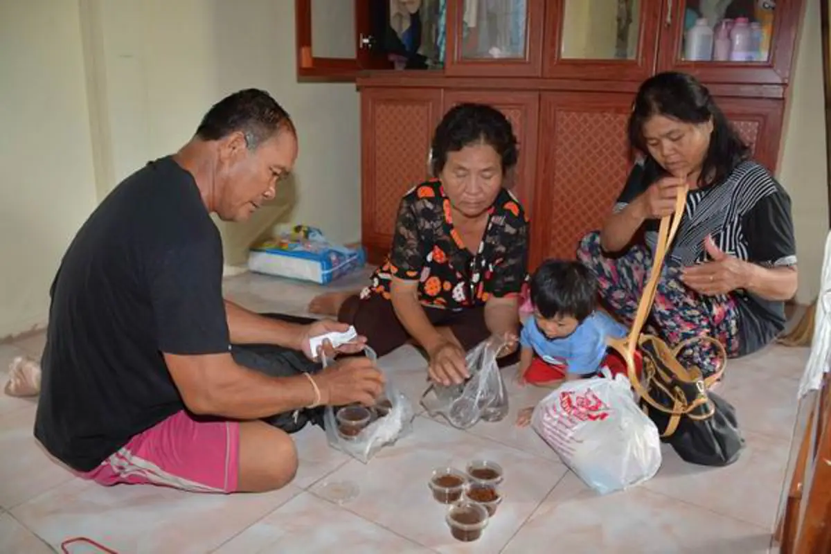 เตรียมรับฮีโร่!! "ศรีสะเกษ" แชมป์โลกคนเก่งของไทย พ่อ แม่เก็บเสื้อผ้าใส่กระเป๋า เตรียมเดินทางต้อนรับถึงสนามบิน (มีคลิป)