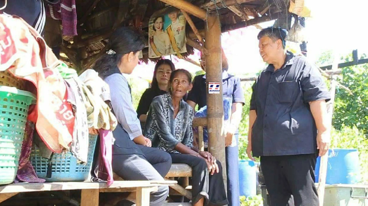 เหล่ากาชาดจังหวัด ลงพื้นที่ช่วยเหลือหญิงชราใจบุญ อาศัยอย่างยากไร้ในเพิงพักมุงใบจาก เลี้ยงสุนัขไว้เกือบ 20 ตัว