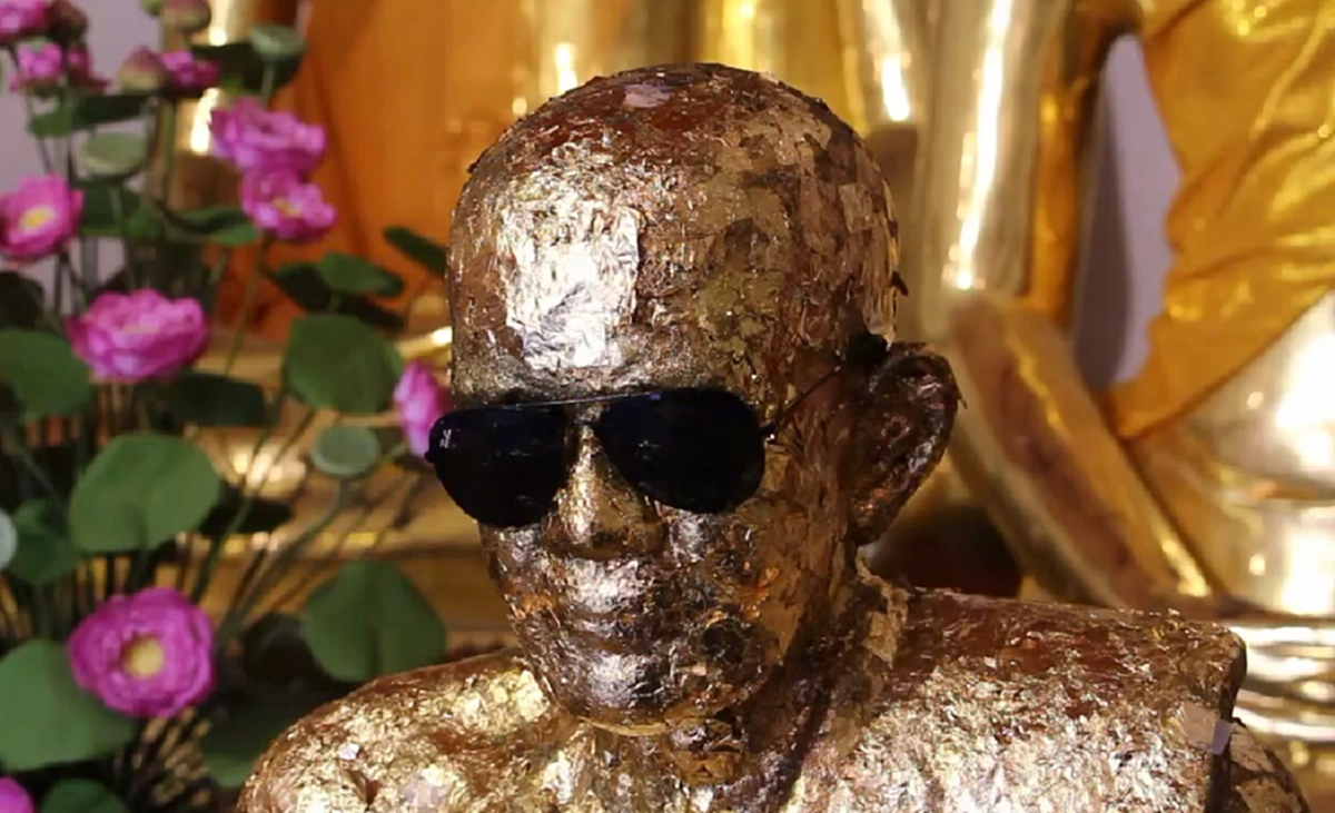 แปลกจริงหนอ!! รูปหล่อเกจิดังใส่แว่นเรแบนด์ เจ้าอาวาสเผยลูกศิษย์นำมาใส่ ชี้เป็นเอกลักษณ์ที่แสดงถึงตัวหลวงพ่อขณะมีท่านยังมีชีวิตอยู่