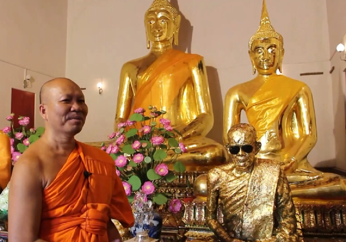 แปลกจริงหนอ!! รูปหล่อเกจิดังใส่แว่นเรแบนด์ เจ้าอาวาสเผยลูกศิษย์นำมาใส่ ชี้เป็นเอกลักษณ์ที่แสดงถึงตัวหลวงพ่อขณะมีท่านยังมีชีวิตอยู่