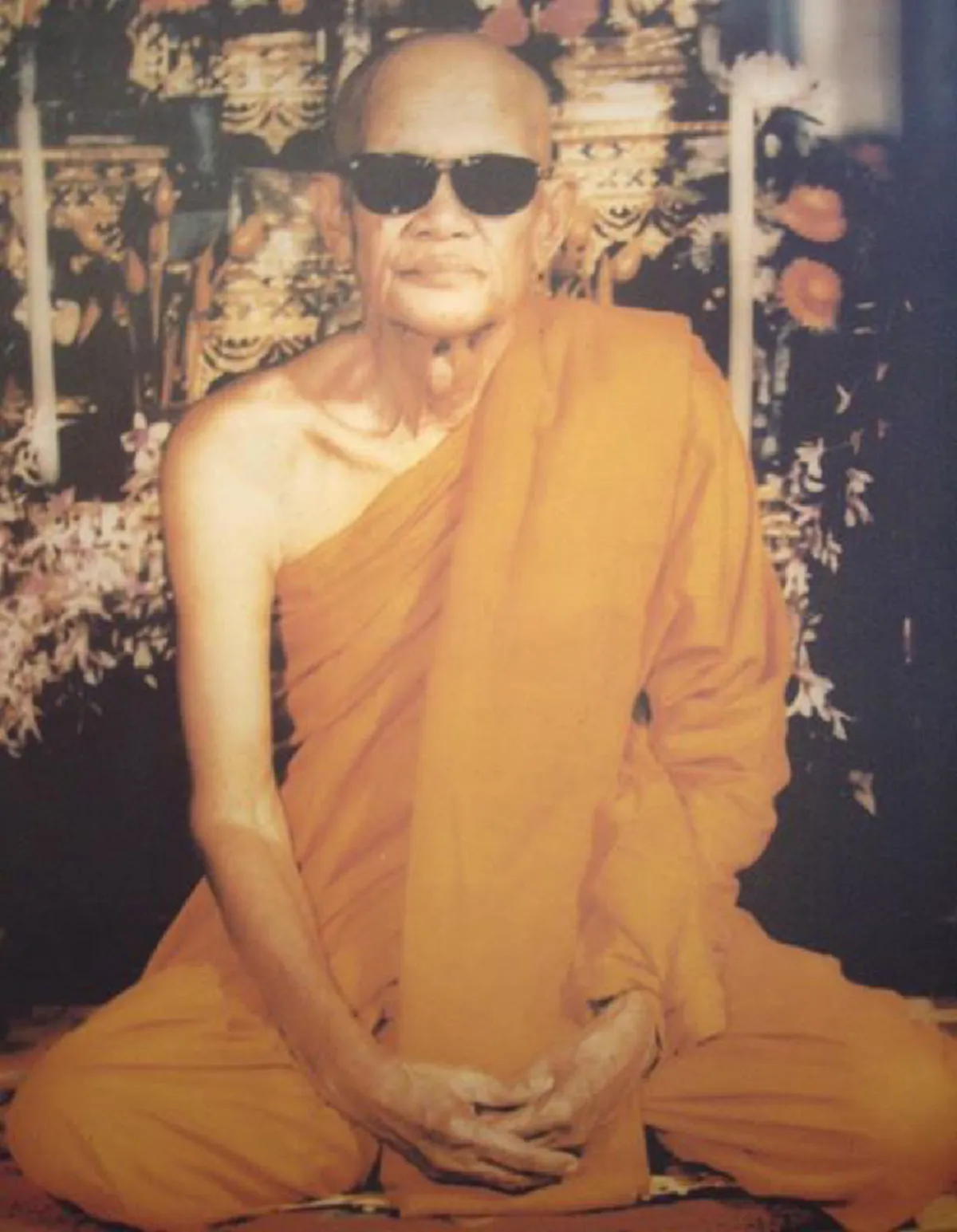 แปลกจริงหนอ!! รูปหล่อเกจิดังใส่แว่นเรแบนด์ เจ้าอาวาสเผยลูกศิษย์นำมาใส่ ชี้เป็นเอกลักษณ์ที่แสดงถึงตัวหลวงพ่อขณะมีท่านยังมีชีวิตอยู่